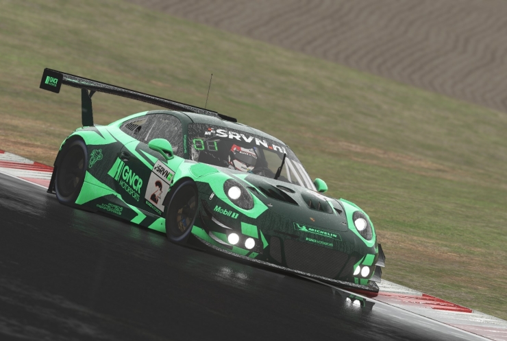 Robin de Jong geeft simraceles op regenachtig Portimao